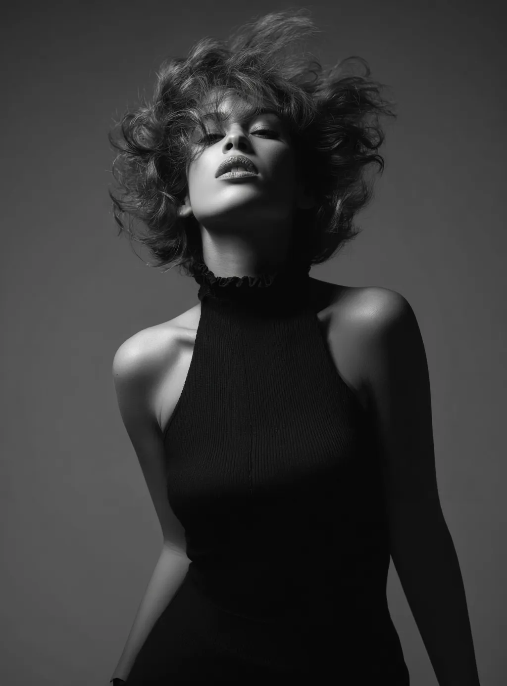Escena editorial en blanco y negro